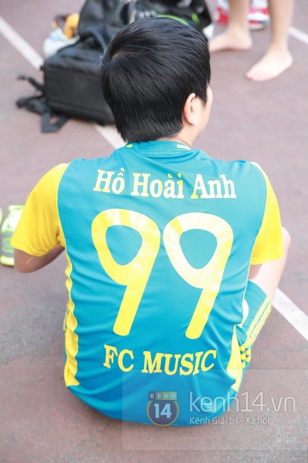 Nhạc sĩ Hồ Hoài Anh mang áo số 99...